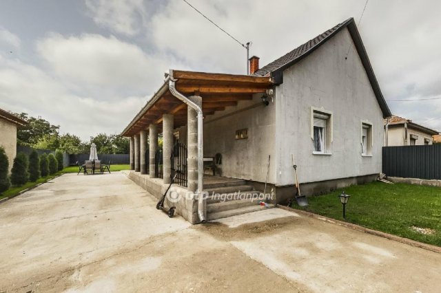 Eladó családi ház, Besenyőtelken 24 M Ft, 2 szobás