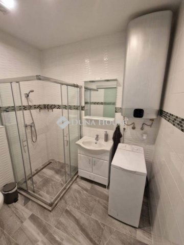 Eladó téglalakás, Baján 180 M Ft, 9+4 szobás