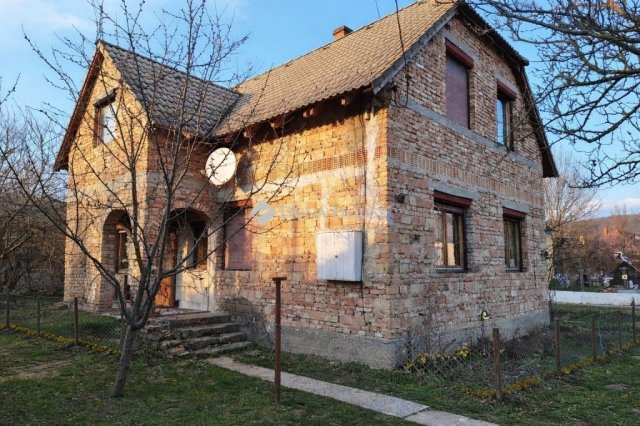 Eladó családi ház, Kajárpécen 39.9 M Ft, 7 szobás