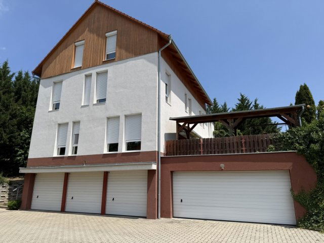 Eladó téglalakás, Pécsett 135 M Ft, 3 szobás