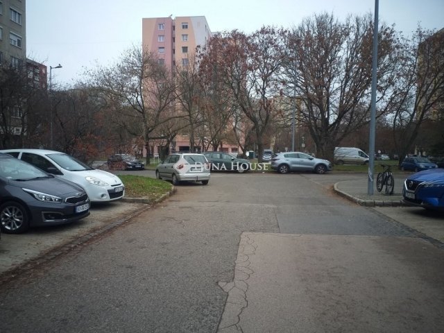 Eladó panellakás, Budapesten, III. kerületben 51.99 M Ft
