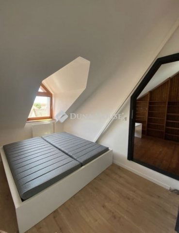 Eladó téglalakás, Pécsett 83.99 M Ft, 5 szobás