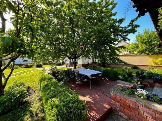 Eladó családi ház, Mohácson 99 M Ft, 6 szobás