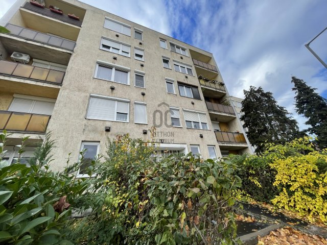 Eladó téglalakás, Veszprémben 63.5 M Ft, 3 szobás