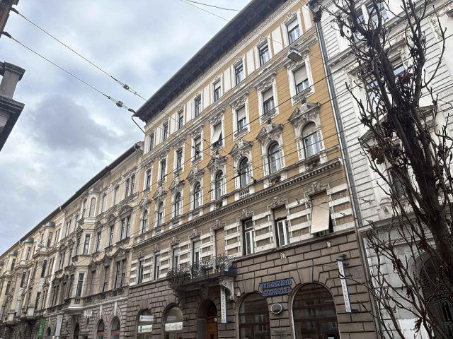 Eladó téglalakás, Budapesten, VI. kerületben, Izabella utcában