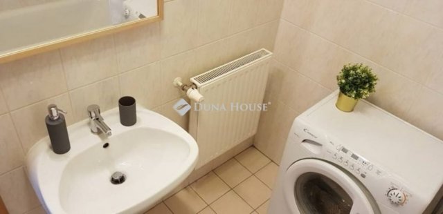 Eladó téglalakás, Budapesten, IV. kerületben 61.9 M Ft, 1 szobás