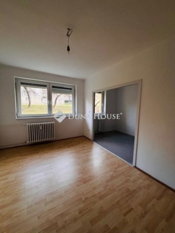 Eladó téglalakás, Komlón 22.9 M Ft, 1+1 szobás