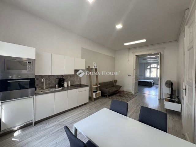 Eladó téglalakás, Budapesten, VI. kerületben 130.9 M Ft