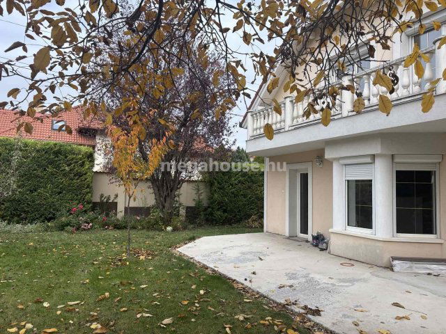 Eladó családi ház, Budaörsön 300 M Ft, 4+2 szobás