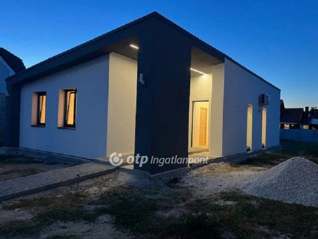 Eladó családi ház, Vépen 77.9 M Ft, 2+1 szobás