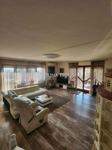 Eladó családi ház, Pécsett 219.9 M Ft, 6 szobás