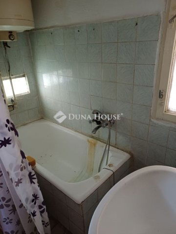 Eladó családi ház, Pécsett 39.99 M Ft, 4 szobás