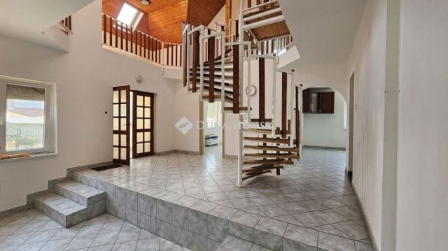 Eladó családi ház, Adonyban 72 M Ft, 8 szobás