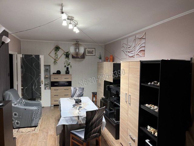 Eladó panellakás, Dunaújvárosban, Derkovits utcában 41.9 M Ft