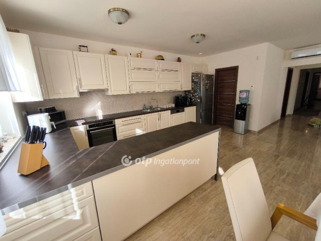 Eladó családi ház, Solymáron 279 M Ft, 6 szobás