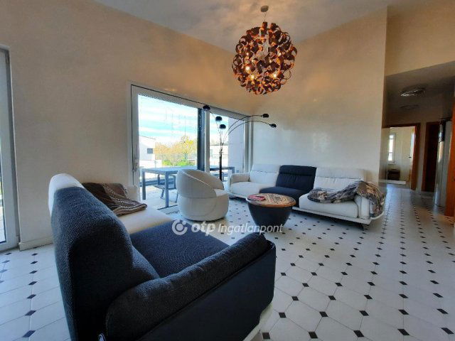 Eladó téglalakás, Siófokon 240 M Ft, 4 szobás