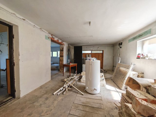 Eladó családi ház, Székesfehérvárott 83.99 M Ft, 8 szobás