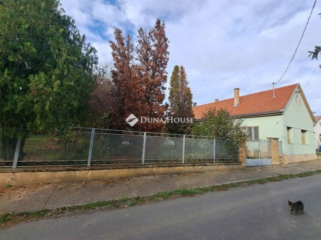 Eladó családi ház, Töttösön 18 M Ft, 4 szobás