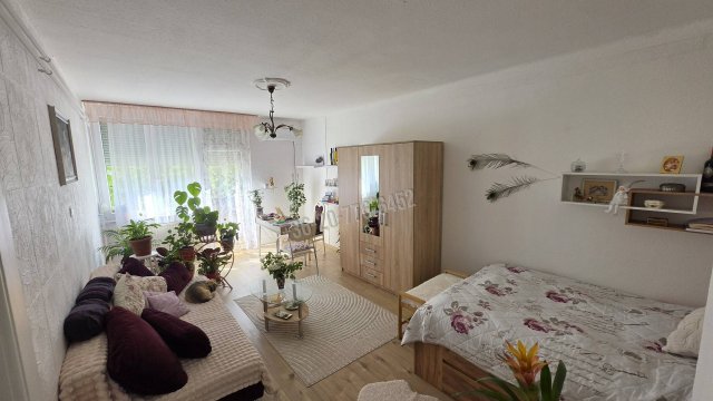 Eladó téglalakás, Esztergomban 64.9 M Ft, 4 szobás