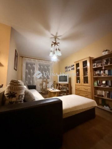 Eladó panellakás, Veszprémben 68.5 M Ft, 4 szobás