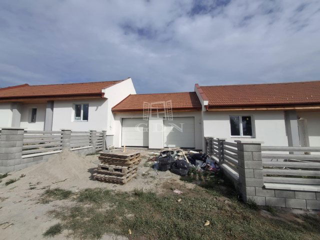 Eladó ikerház, Szadán 99.99 M Ft, 4 szobás