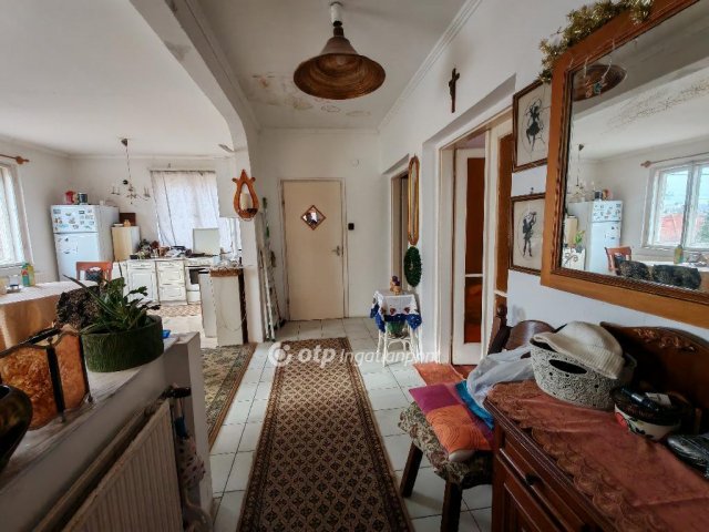 Eladó családi ház, Zsámbékon 69 M Ft, 5 szobás