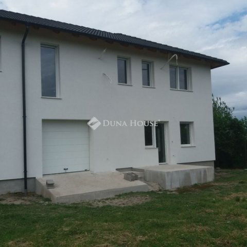 Eladó ikerház, Herceghalomon 135 M Ft, 5 szobás