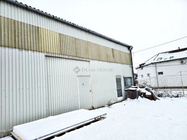 Kiadó ipari ingatlan, Pécsett 175 E Ft / hó