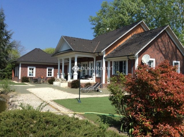 Eladó családi ház, Cserkeszőlőn 220 M Ft, 4 szobás