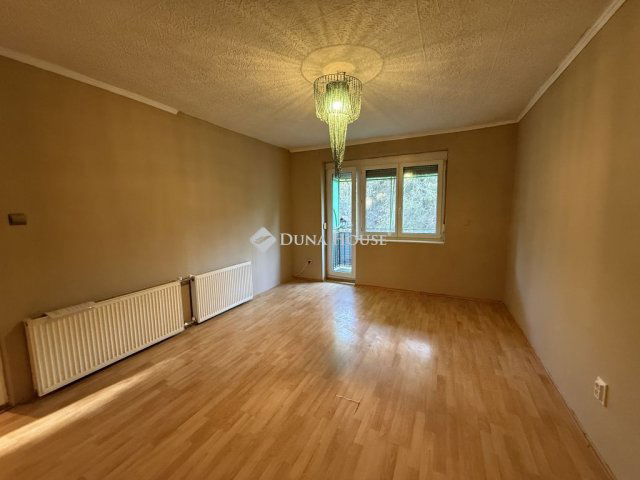 Eladó téglalakás, Nyergesújfaluban, Hullám utcában 25.9 M Ft