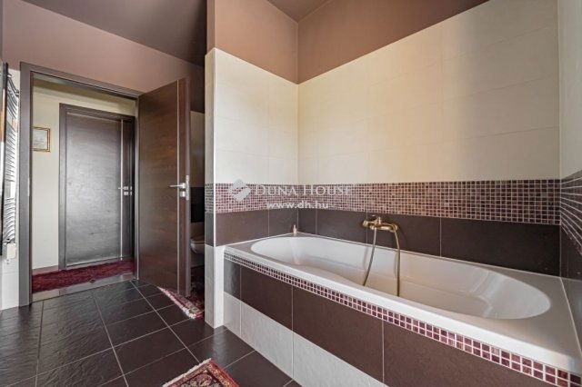 Eladó családi ház, Szentendrén 549.9 M Ft, 6 szobás