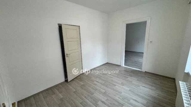 Eladó téglalakás, Pápán 56.9 M Ft, 3 szobás