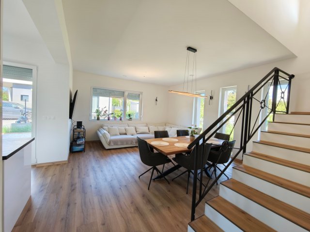 Eladó családi ház, Százhalombattán, Emese utcában 179.999 M Ft