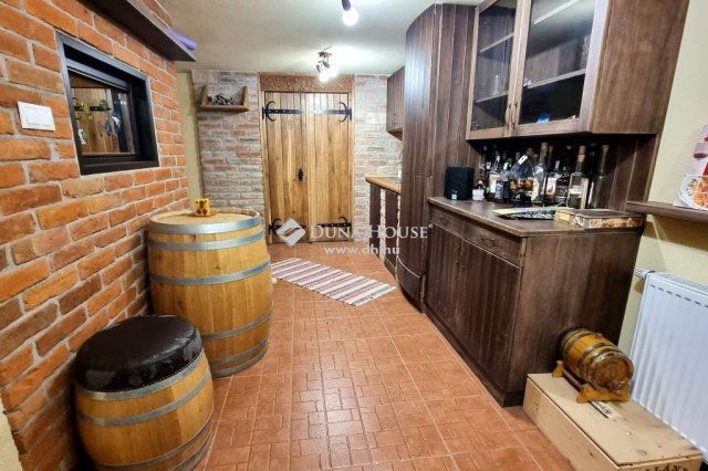 Eladó nyaraló, Komlón 158 M Ft, 9 szobás / költözzbe.hu