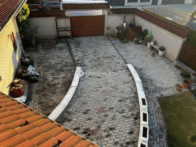 Eladó családi ház, Dunaújvárosban 119.9 M Ft, 7 szobás