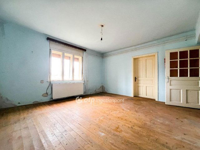 Eladó családi ház, Tápszentmiklóson 17.77 M Ft, 2 szobás