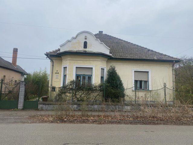 Eladó családi ház, Komáromban 54 M Ft, 4 szobás