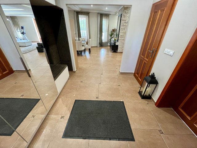 Eladó családi ház, Móron 224.9 M Ft, 6 szobás