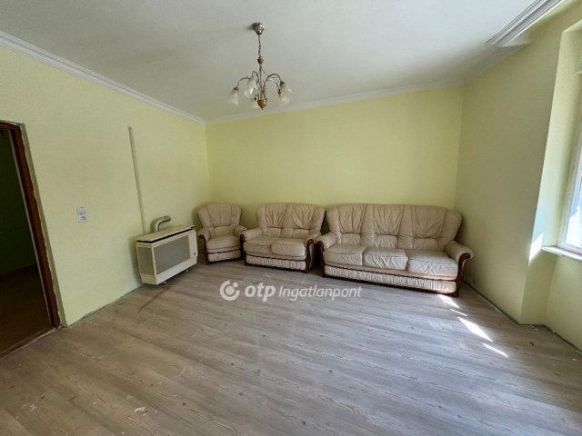 Eladó családi ház, Pápán, Debrentei Gábor utcában 12.9 M Ft