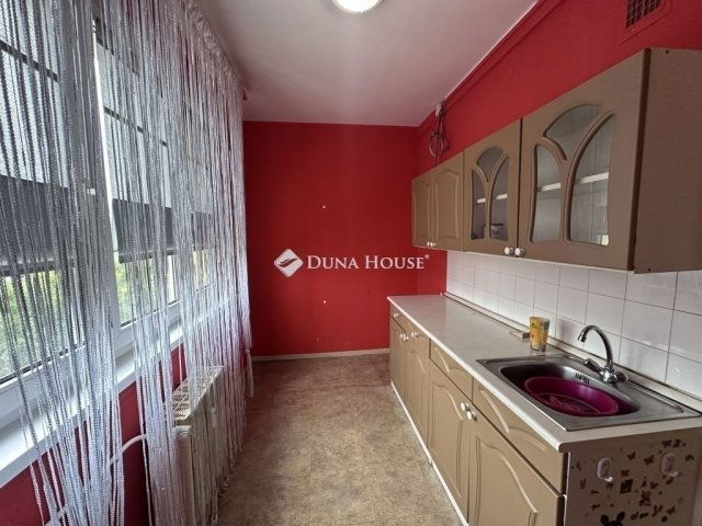 Eladó panellakás, Szegeden 65 M Ft, 3 szobás