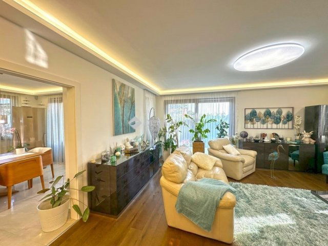 Eladó családi ház, Szentendrén 395.9 M Ft, 6 szobás