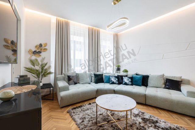 Kiadó téglalakás, albérlet, V. kerületben, Kristóf téren