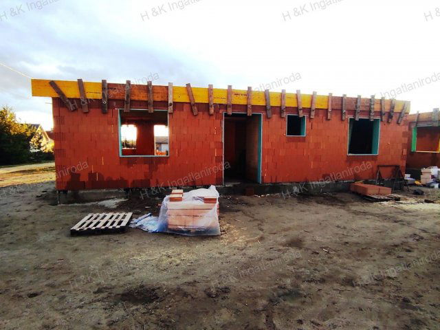 Eladó ikerház, Csörögön 93.5 M Ft, 4 szobás