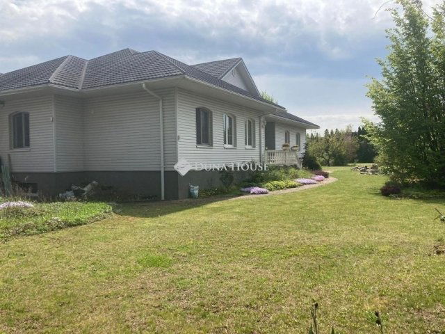 Eladó családi ház, Vácon 275 M Ft, 8 szobás