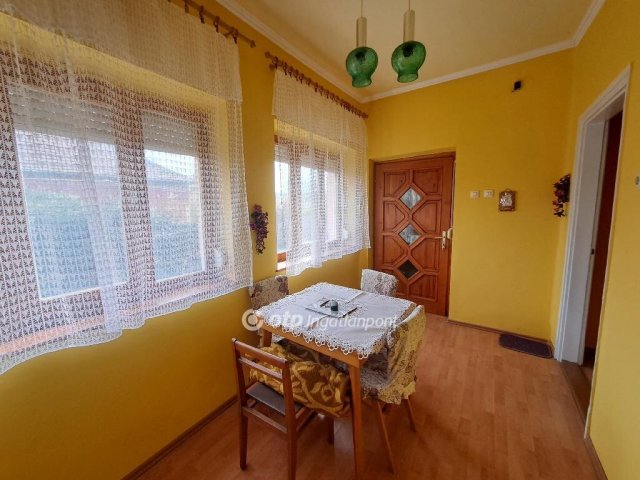 Eladó családi ház, Kunmadarason 13.7 M Ft, 2+1 szobás