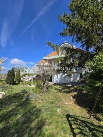 Eladó családi ház, Pécsett 184.99 M Ft, 6 szobás