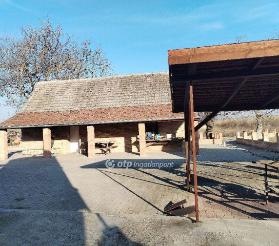 Eladó családi ház, Dunaújvárosban 90 M Ft, 2 szobás