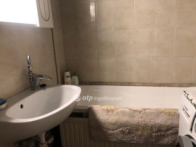 Eladó panellakás, Ajkán 40.55 M Ft, 2 szobás