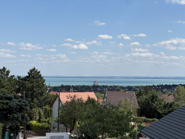 Eladó téglalakás, Balatonalmádiban 151 M Ft, 3 szobás