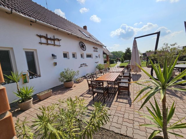 Eladó hotel, Bakson 399 M Ft, 20+5 szobás / költözzbe.hu